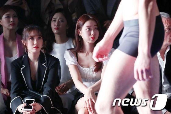 패션쇼 보는 효성 경리0