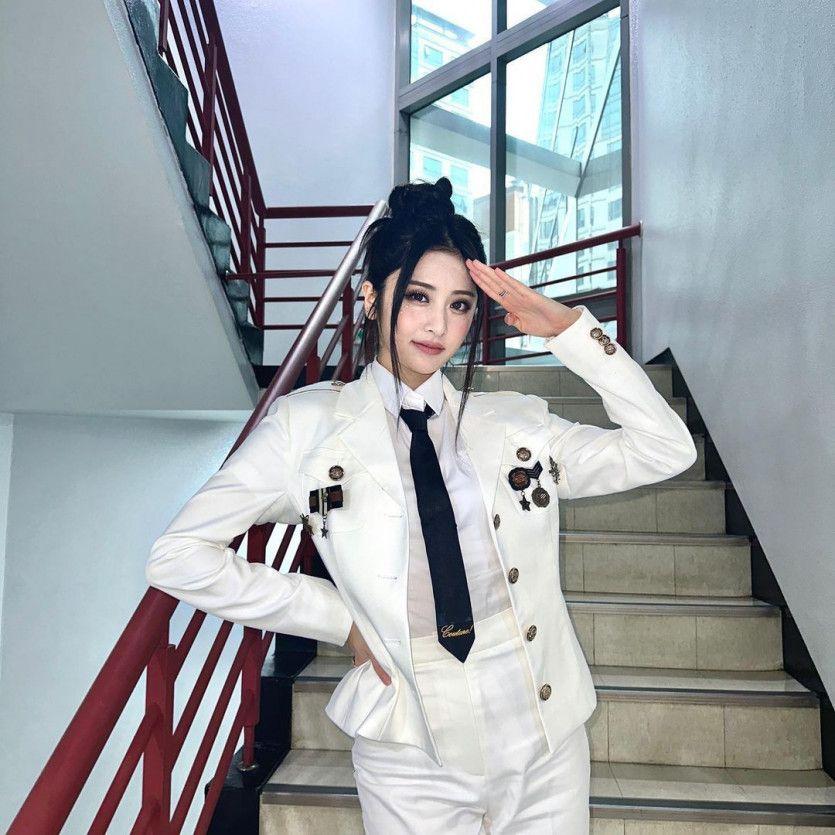LE SSERAFIM YUNJIN1