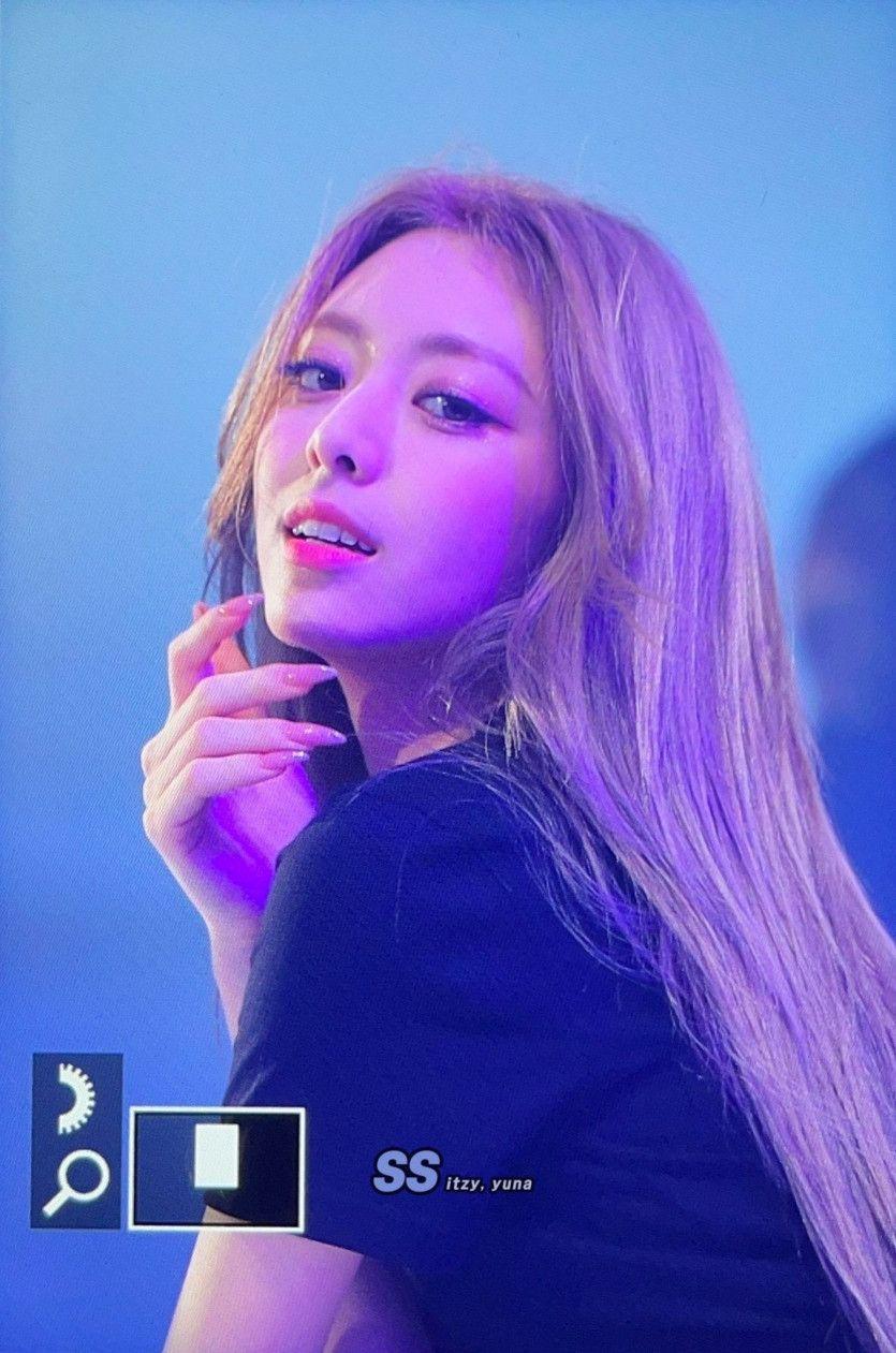 ITZY YUNA1