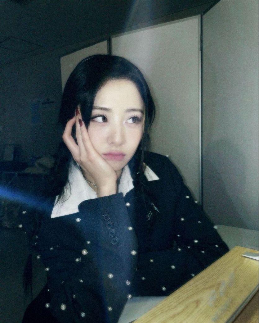 LE SSERAFIM YUNJIN0