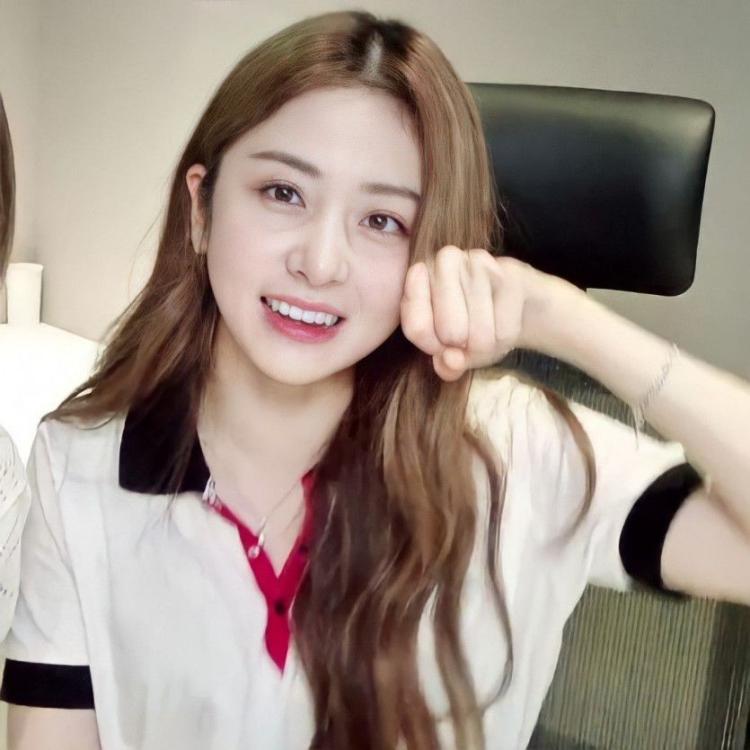 LE SSERAFIM YUNJIN1