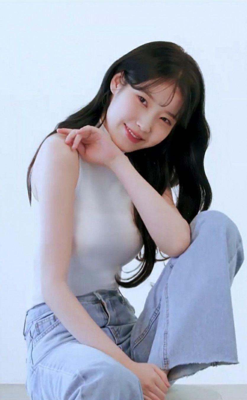 하얀 민소매 목폴라 아이유1