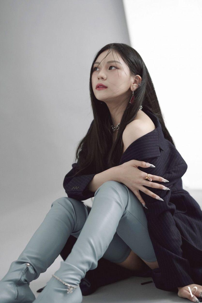 엄지 데이즈드 화보 비하인드 컷2