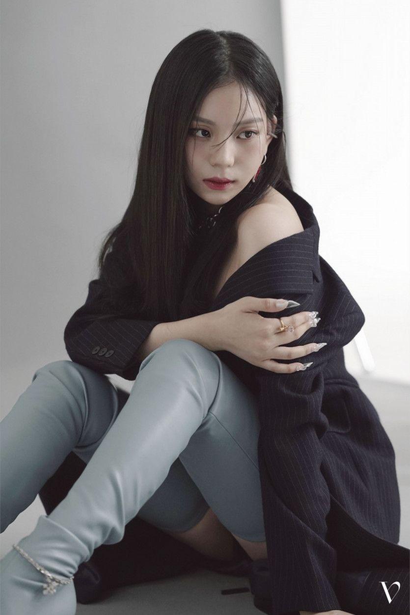엄지 데이즈드 화보 비하인드 컷3