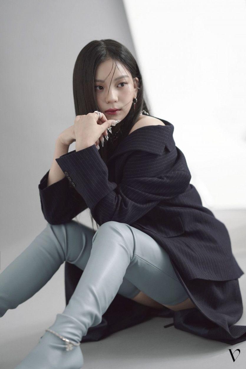 엄지 데이즈드 화보 비하인드 컷4