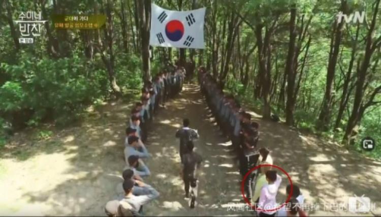태극기에 거수경례했던 중국인 아이돌 왕이런0