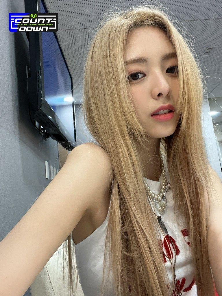 ITZY YUNA1