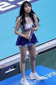 눈웃음과 몸매가 살벌한 99년생 치어리더 안주연.jpg5