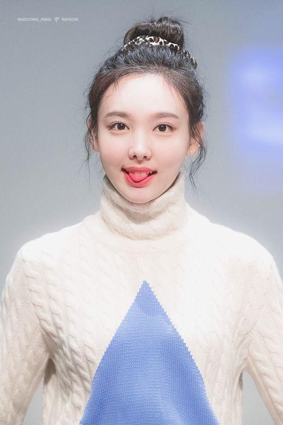 나연 귀여운 똥머리2