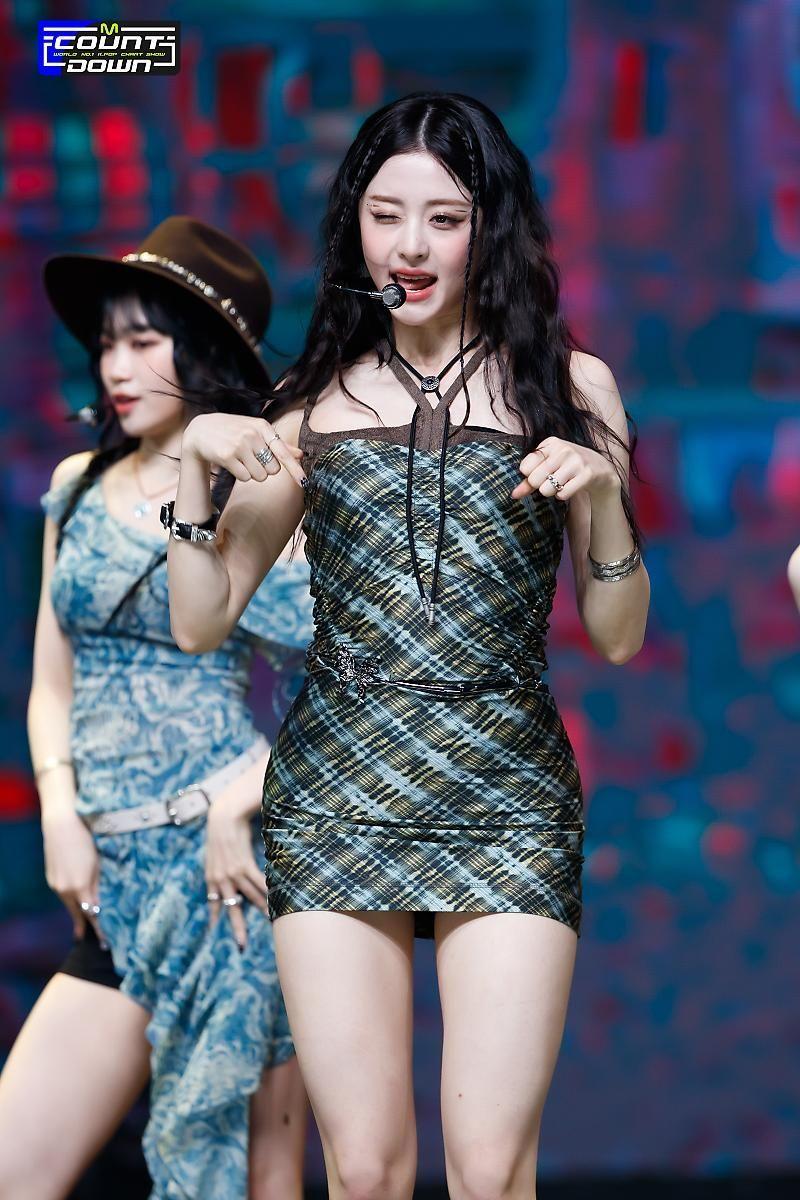 LE SSERAFIM YUNJIN1