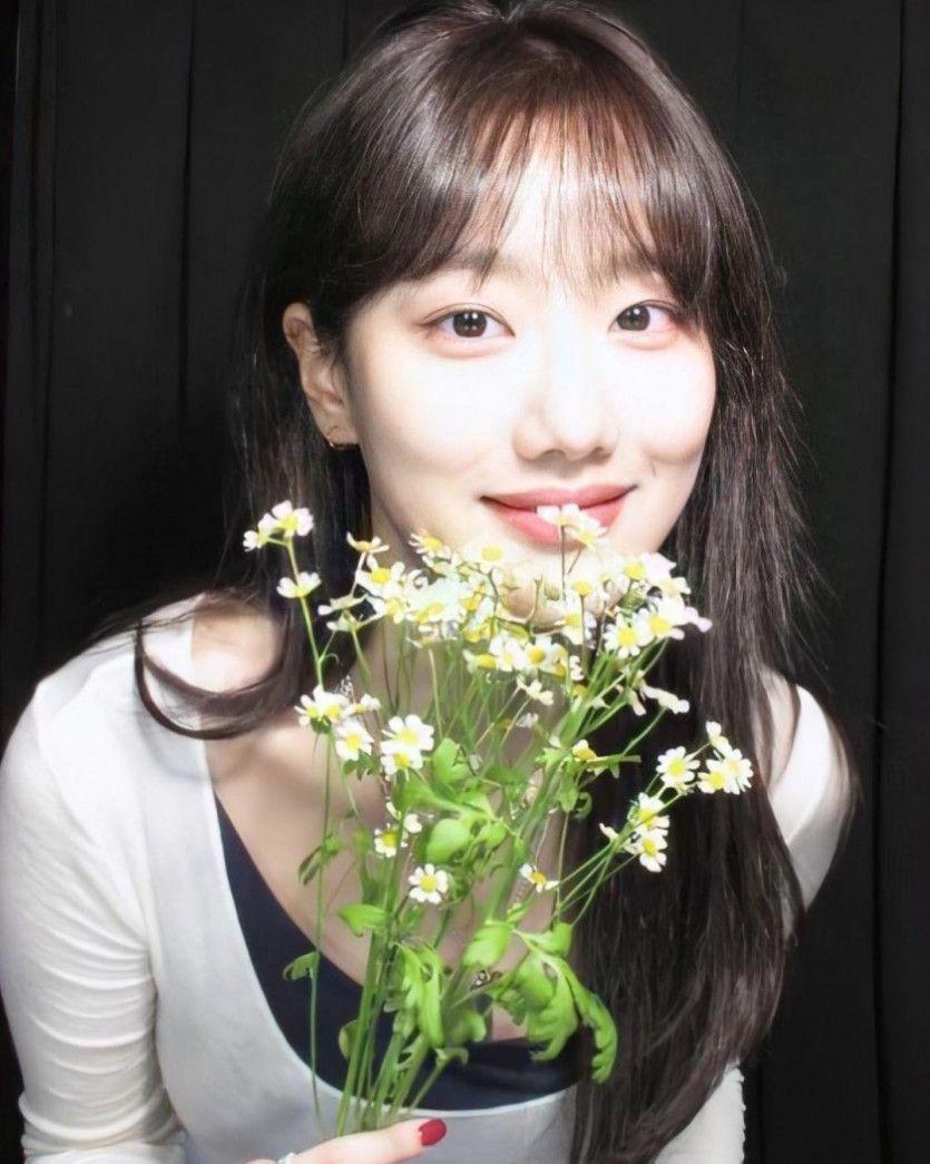 꽃을 든 이나은0