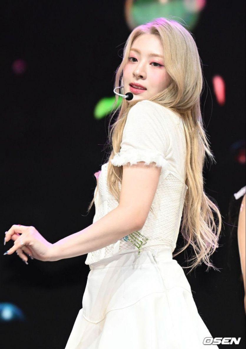 STAYC SIEUN1