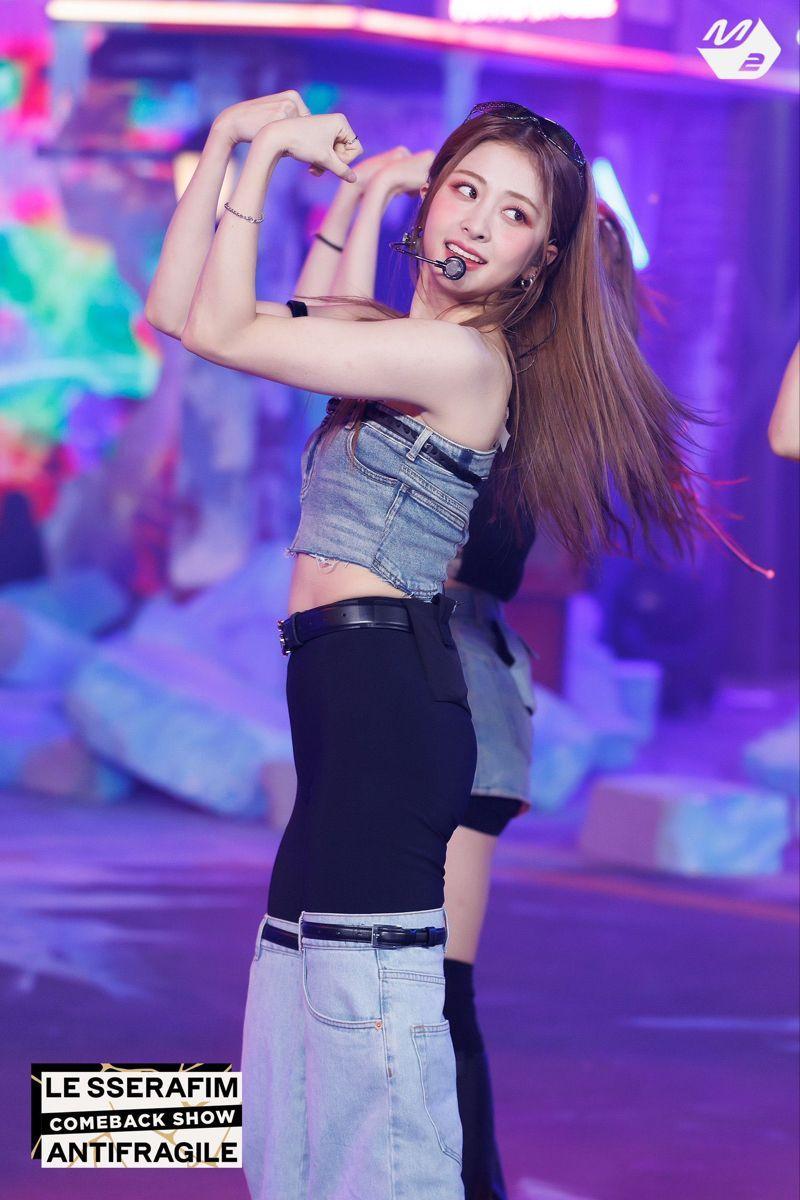 LE SSERAFIM YUNJIN0