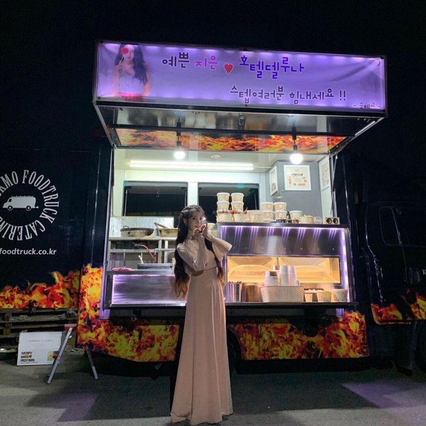 커피차 앞에서 아이유1