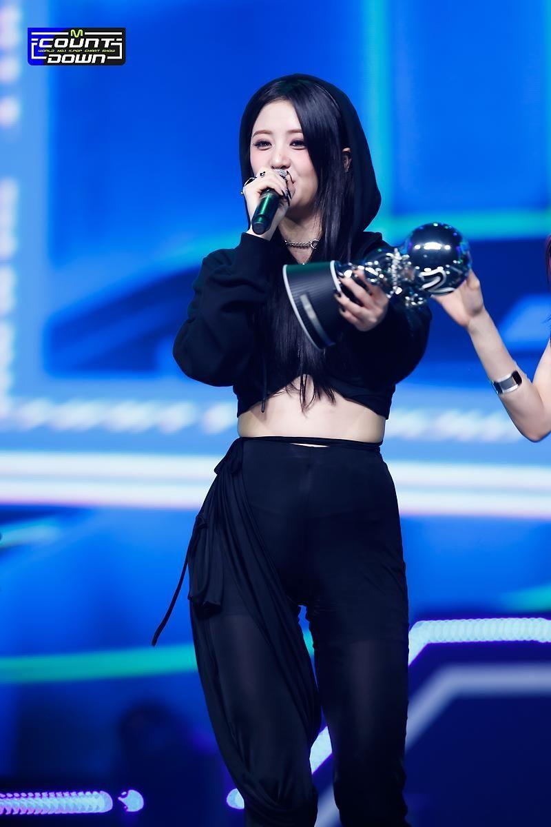 LE SSERAFIM YUNJIN1