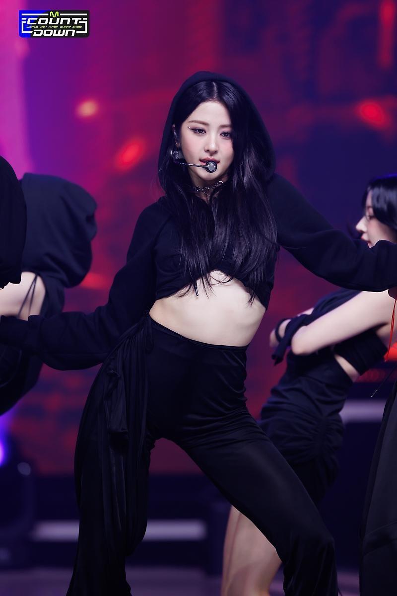 LE SSERAFIM YUNJIN0