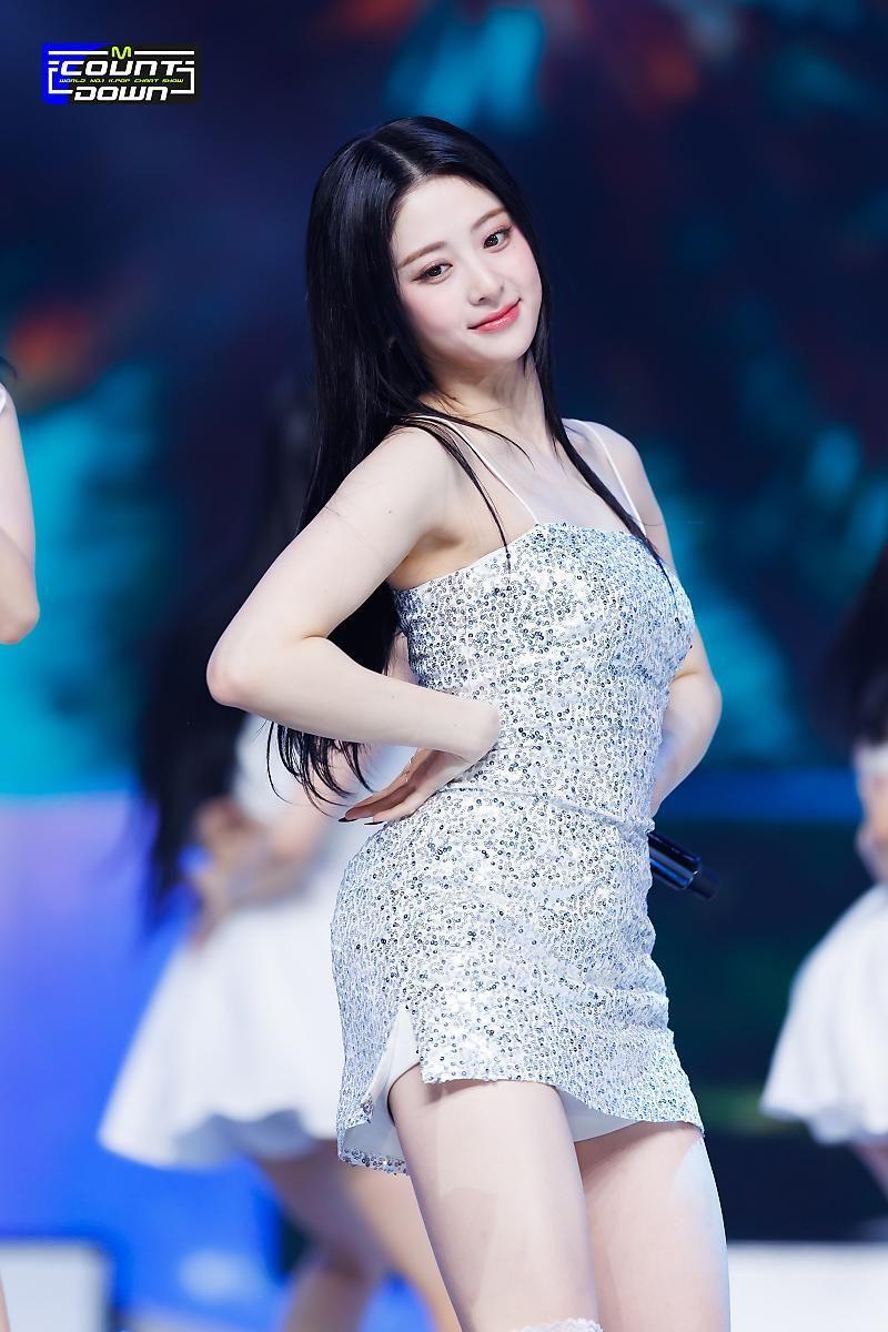 LE SSERAFIM YUNJIN1