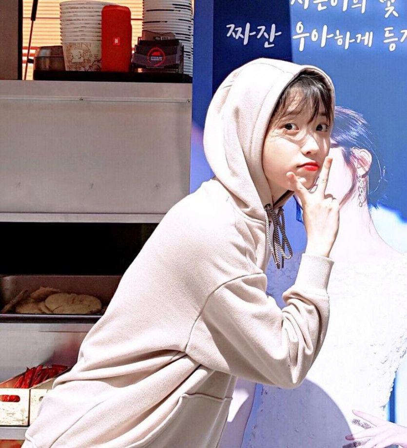 브이 날리는 아이유1