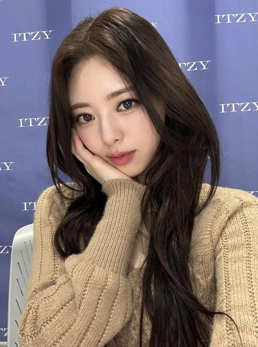 ITZY YUNA1