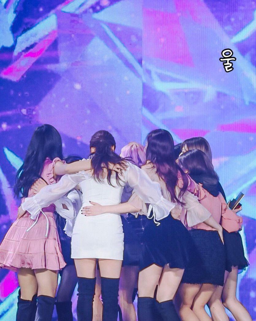 서로 부둥켜 안은 트와이스1