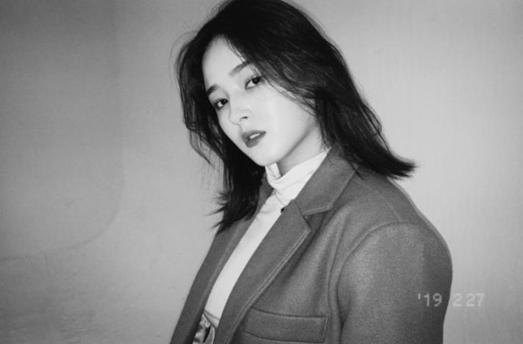 낸시 흑백 셀카3