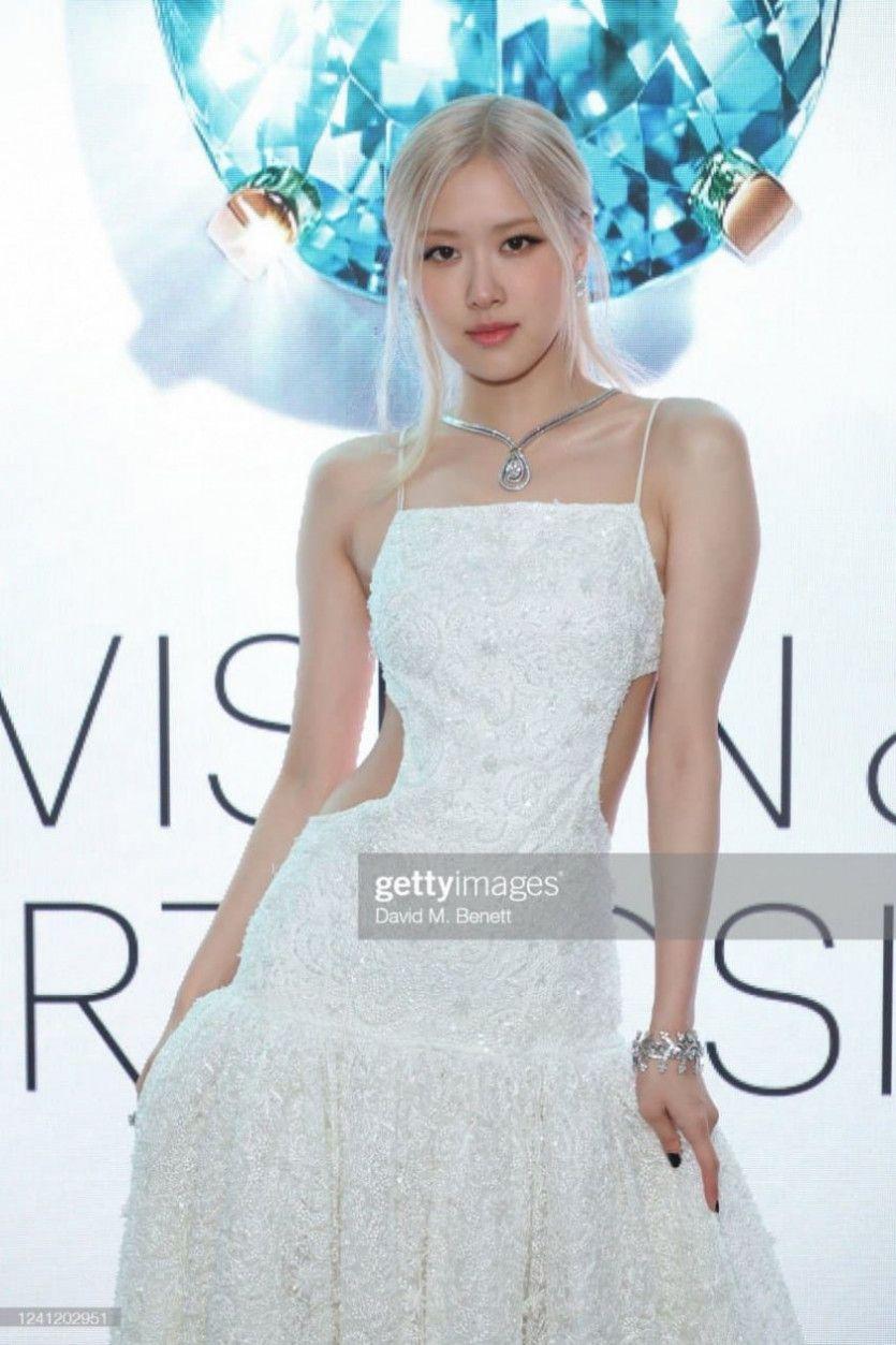 최근 블랙핑크 로제 옆트인 파격적인 드레스1