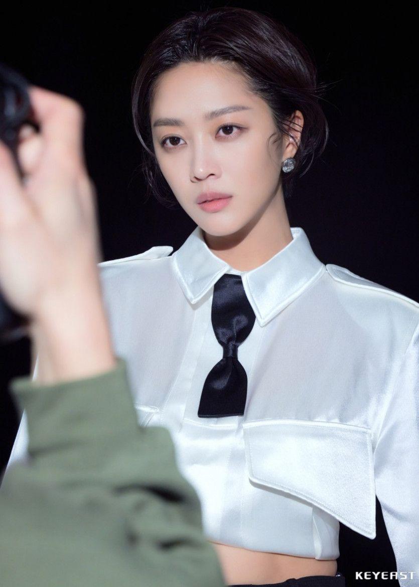 조보아 에스콰이어 화보 비하인드 컷5
