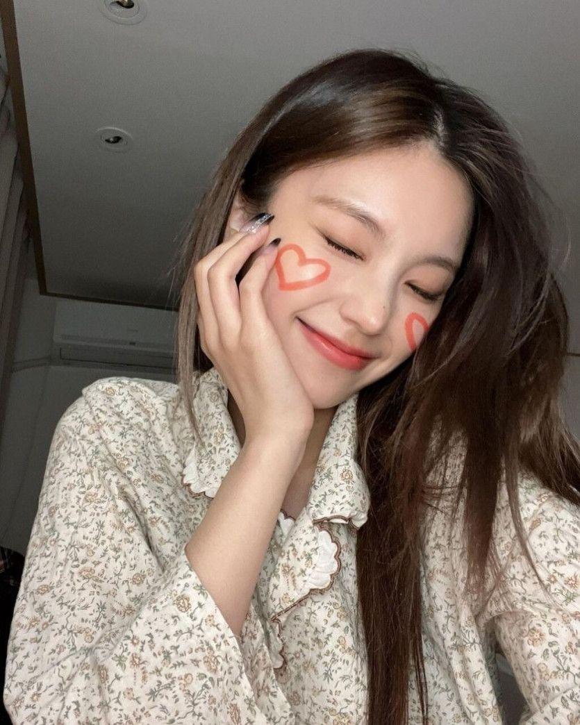 볼에 하트 그리는 있지 예지1