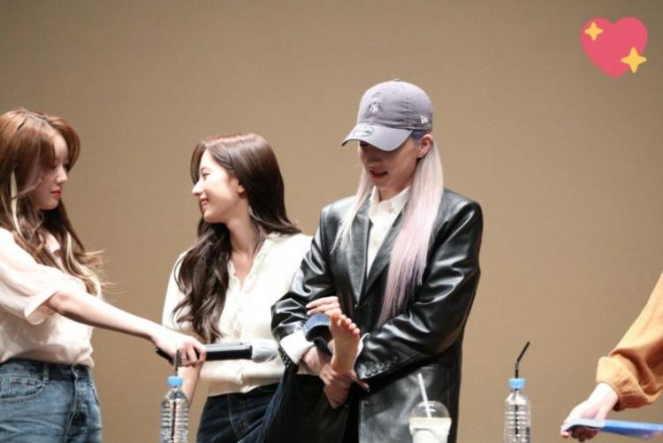 220 사이즈 보나 발 보여주는 은서0