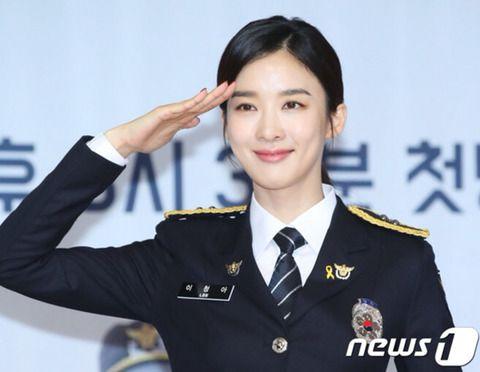 제복이 잘 어울리는 이청아2