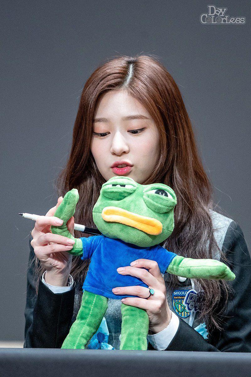 아이즈원 김민주 최예나, 팬사 외 (20 p)0