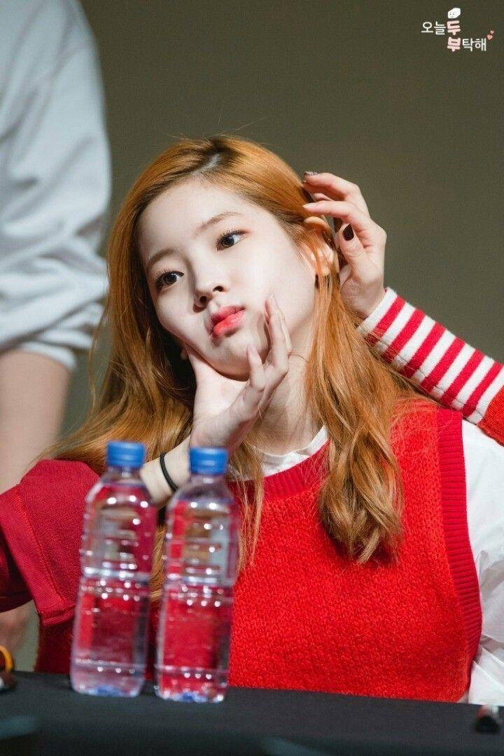 다현이 볼살 만지작 하는 모모0