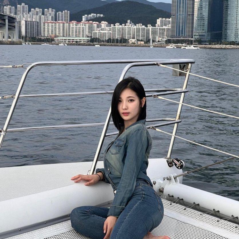 꽉 끼는 청바지 핏 앨리스 소희0
