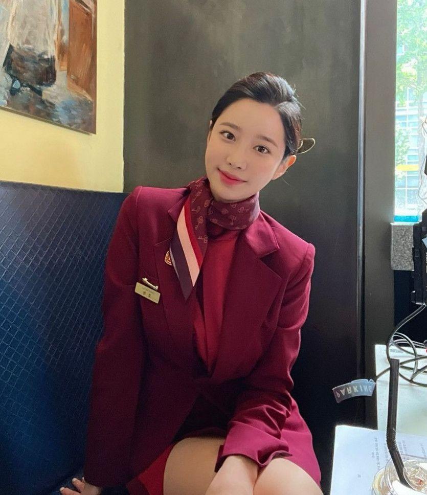 얼굴에 크림 묻은 스튜어디스 조현2