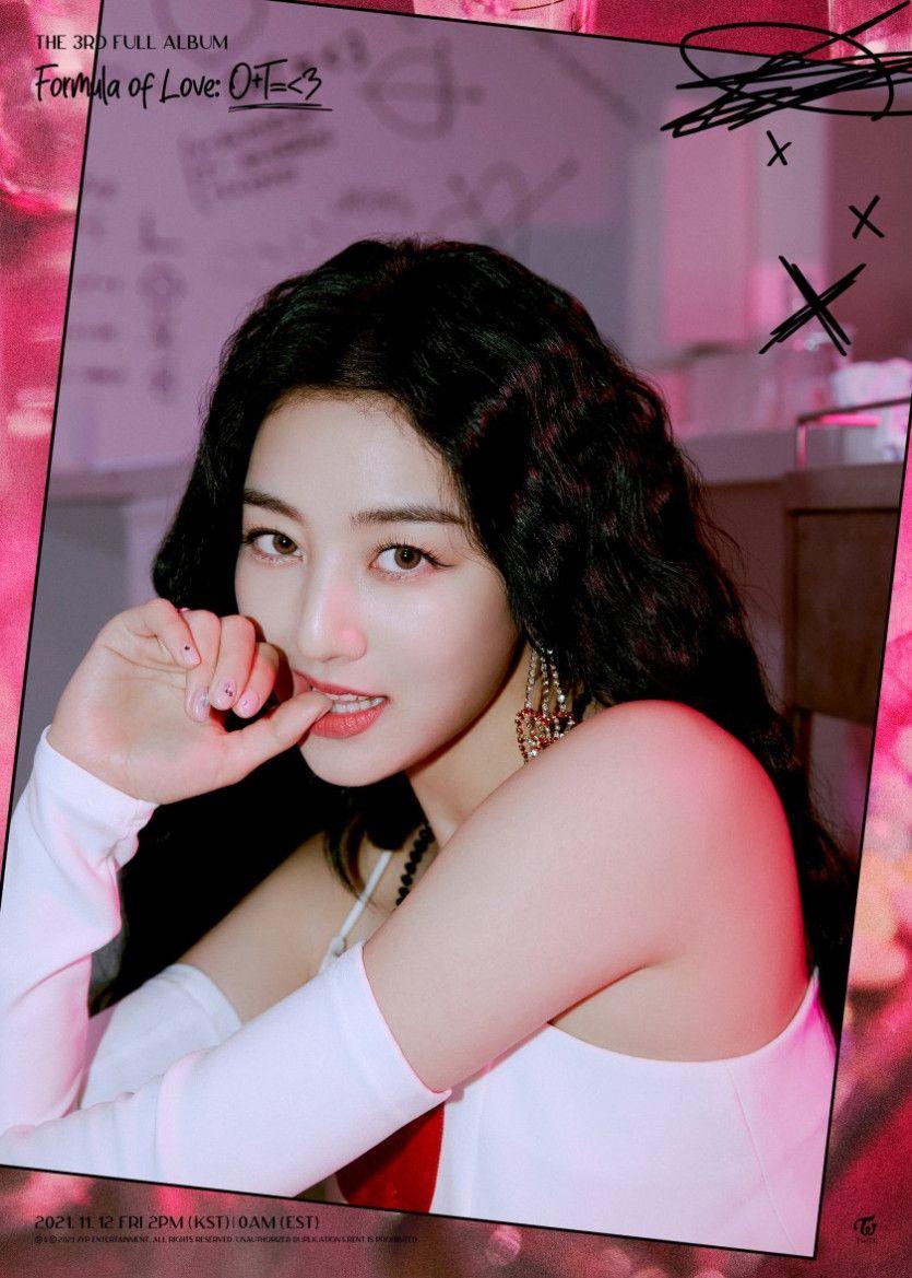 트와이스 'Formula of Love: O+T=<3' 컨셉포토24