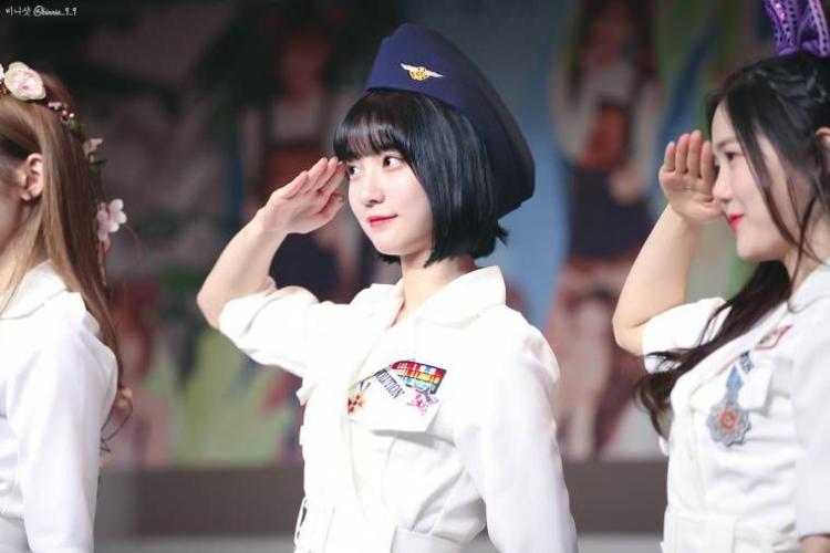거수경례 때려박는 비니0