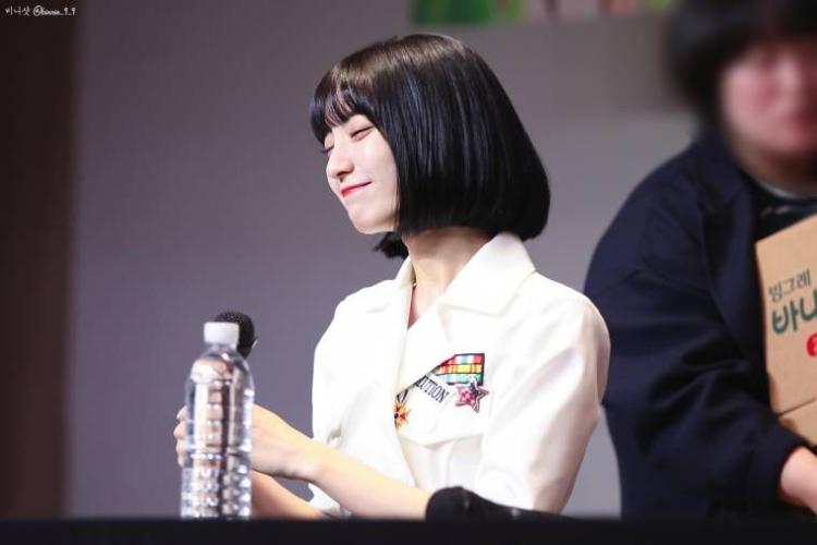 거수경례 때려박는 비니1