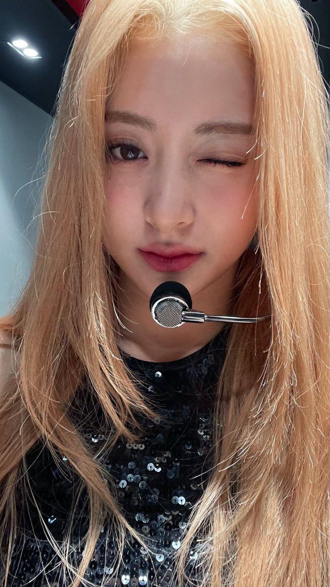 LE SSERAFIM YUNJIN1
