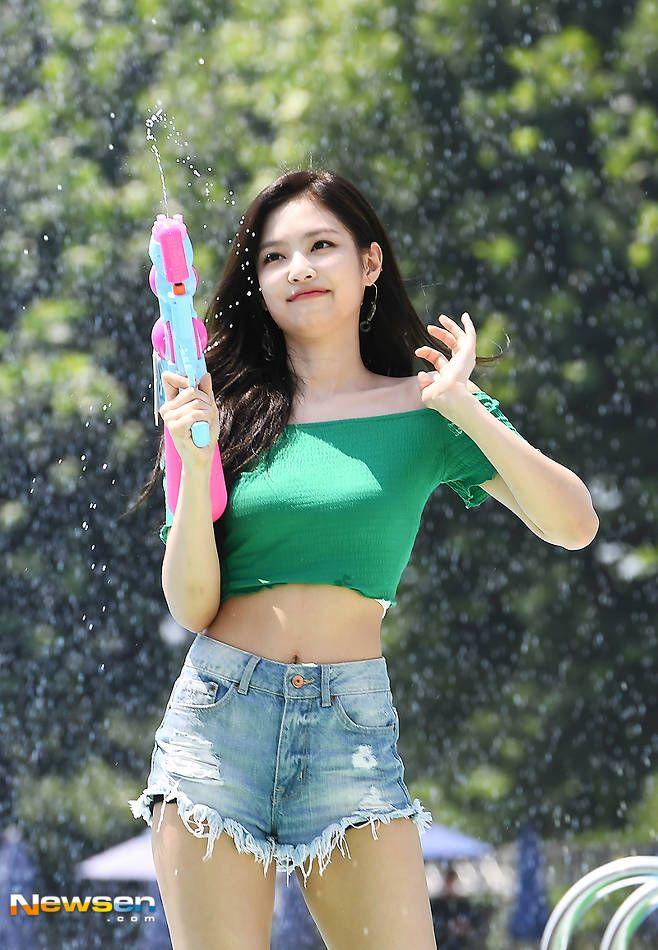물총 쏴대는 제니.jpg5