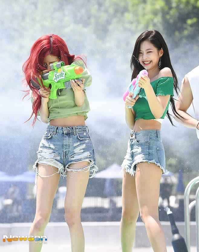 물총 쏴대는 제니.jpg6