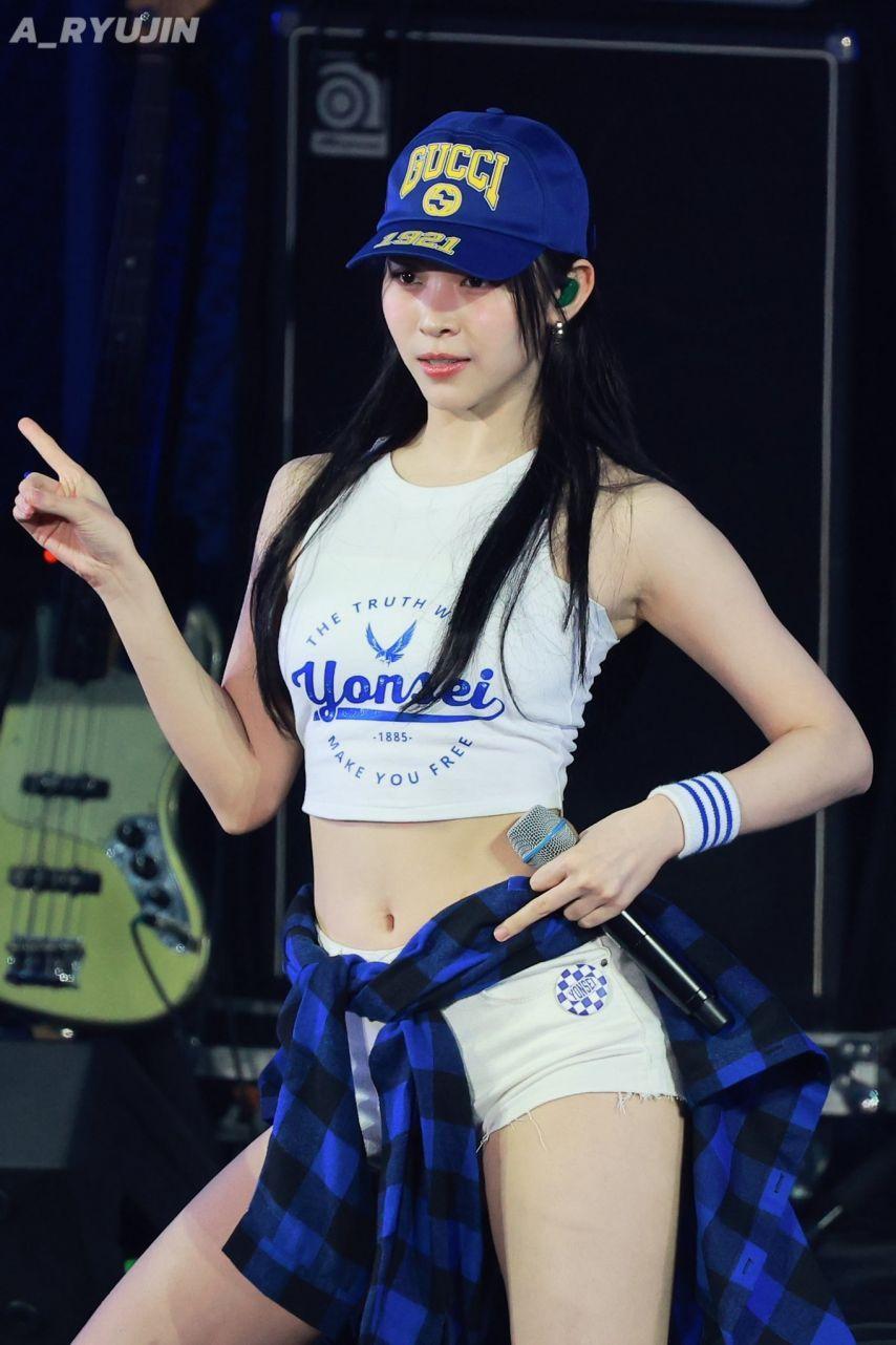 시원한 핫팬츠 의상 ITZY 류진1