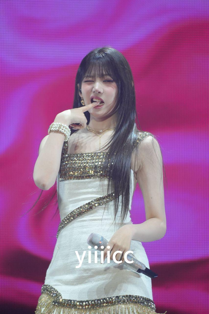 베이비몬스터 로라1
