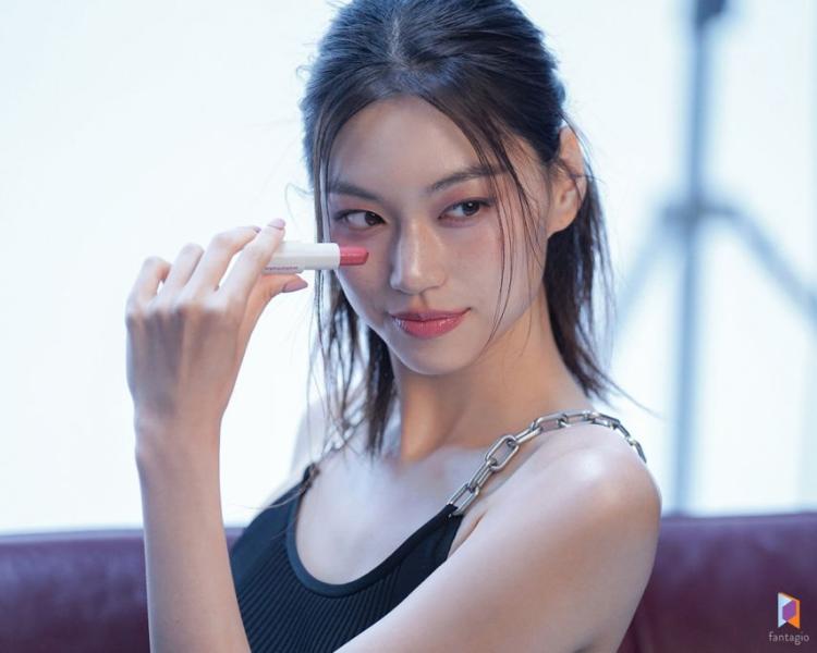 김도연 웨이크메이크 광고 촬영 현장 비하인드컷.JPG5