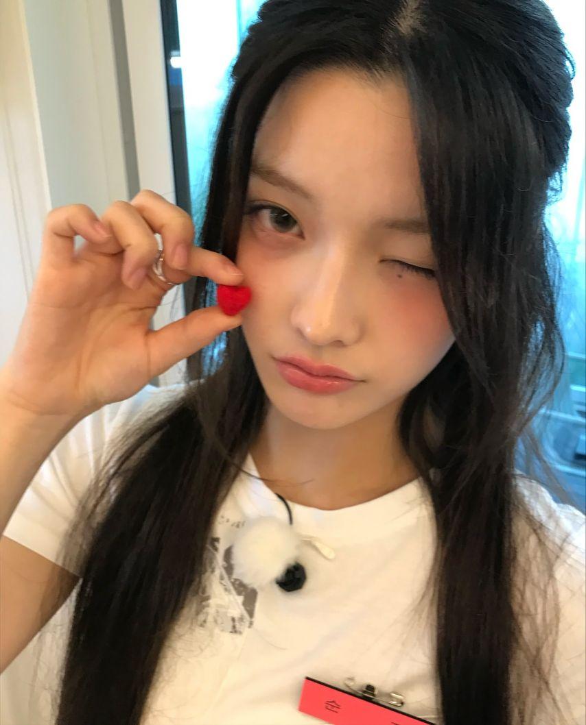 아일릿(ILLIT) 윤아 이로하1