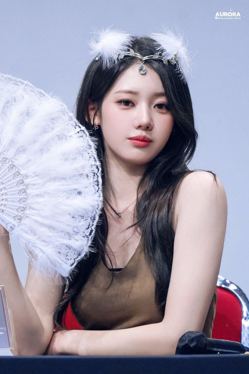 베이비몬스터 로라1