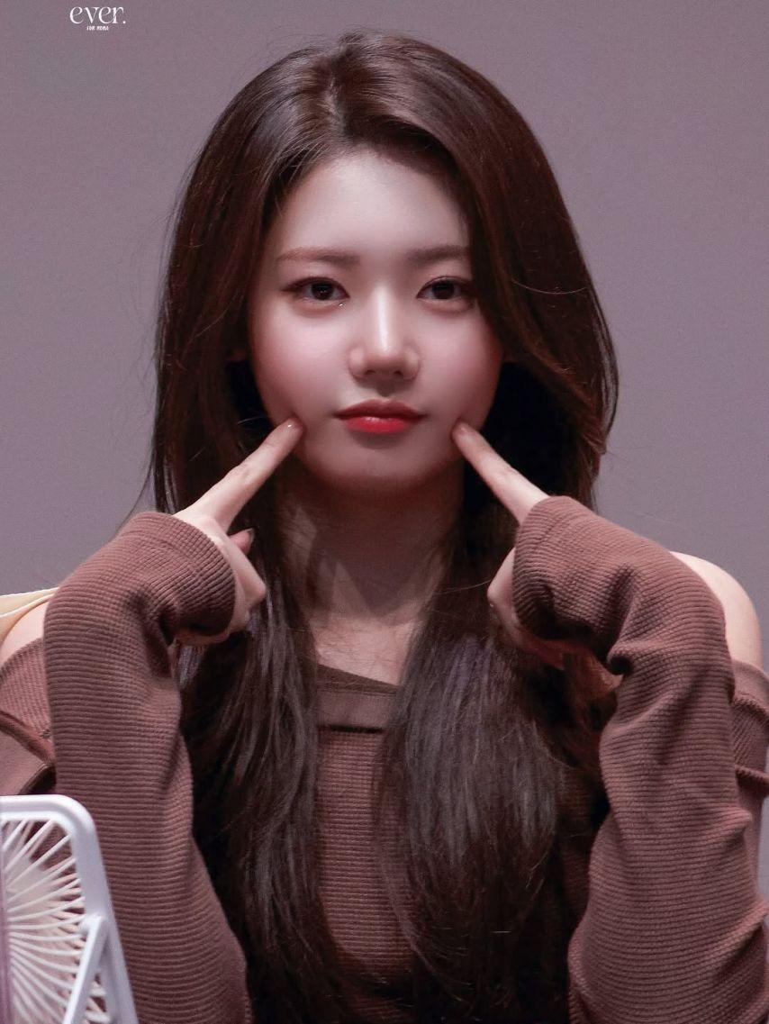 BABYMONSTER (베이비몬스터) 로라0