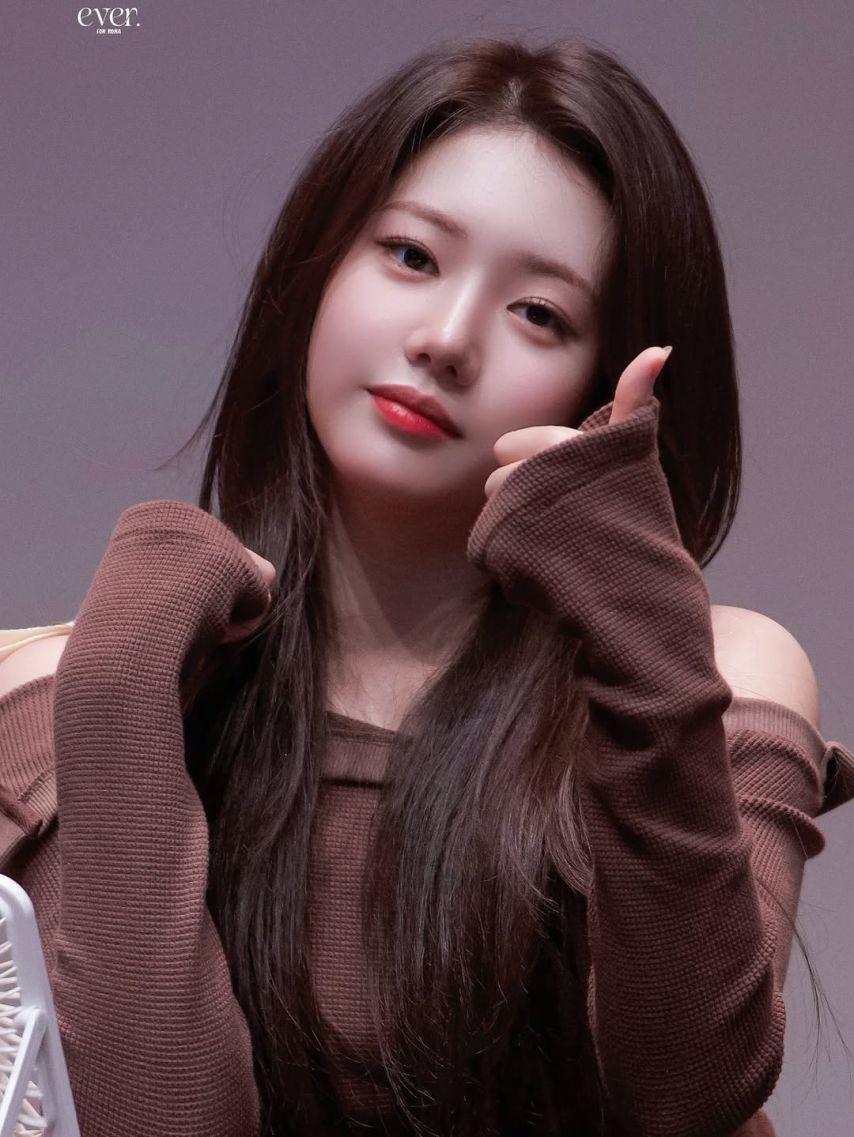 BABYMONSTER (베이비몬스터) 로라1