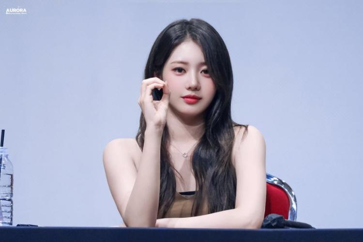 베이비몬스터 로라1