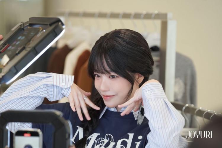 조유리 (JO YURI) | 'HAPPY YURI DAY' 기념 Behind Photo14