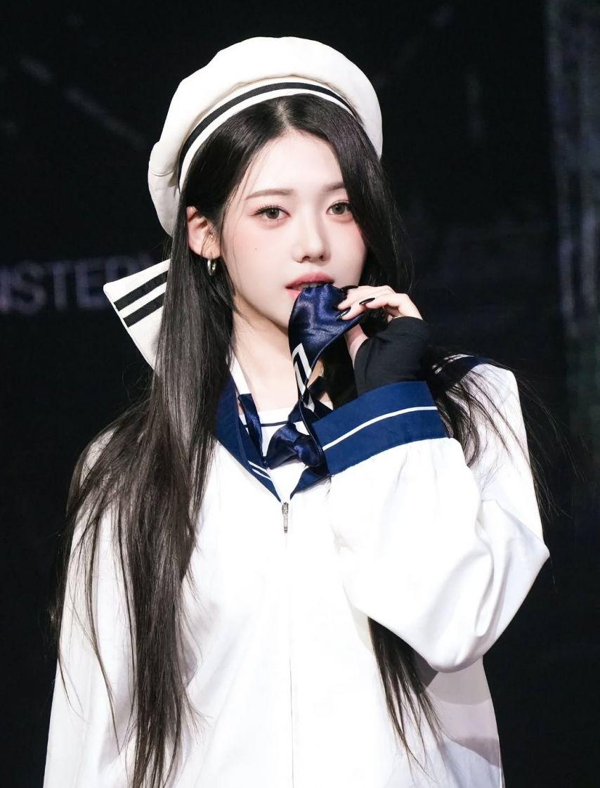 BABYMONSTER (베이비몬스터) 로라1